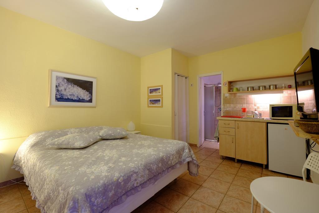 Gil'S Guest Rooms Neve Zohar Room photo